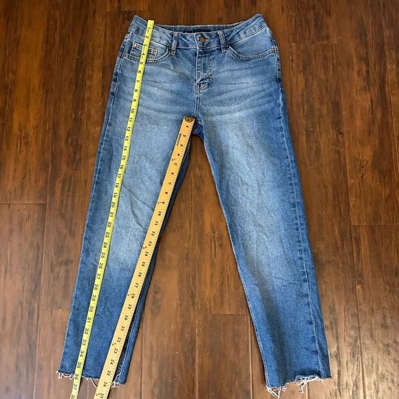 BODEN Denim Cut-Off Girlfriend Jeans in Vintage Wash - Picture 12 of 13